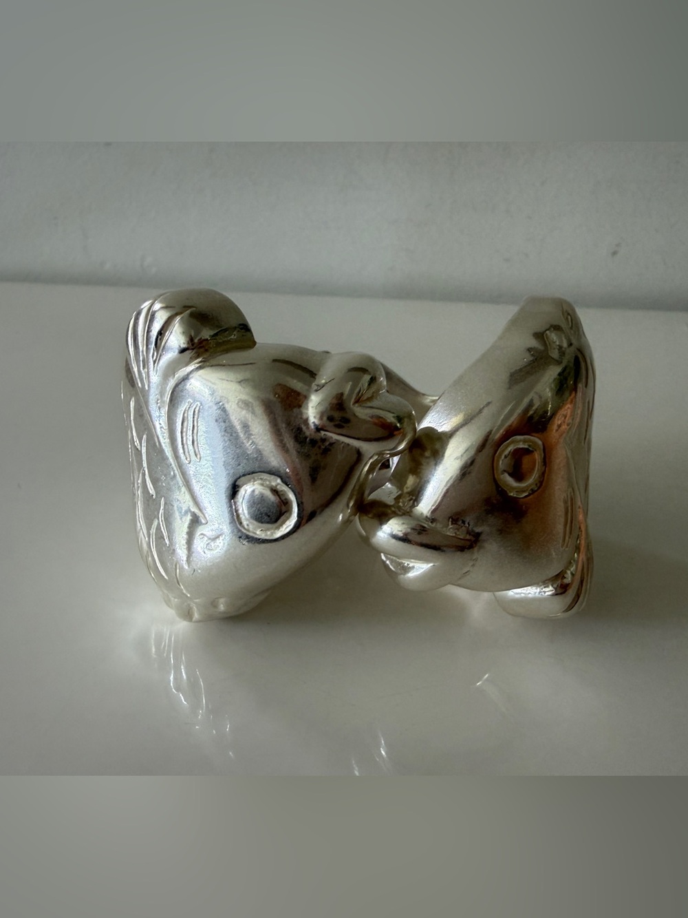ANGELA CAPUTI Hinged Resin Fish Bracelet Bangle Bracelet - Silver